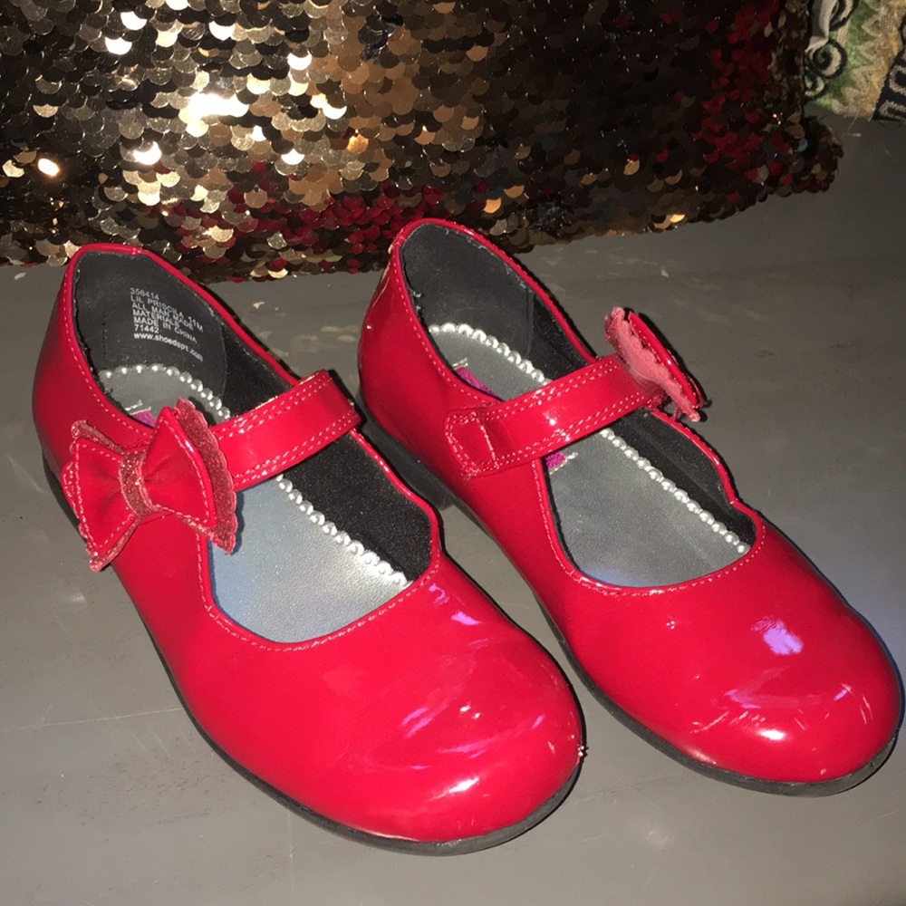 Patent red bow Mary Janes